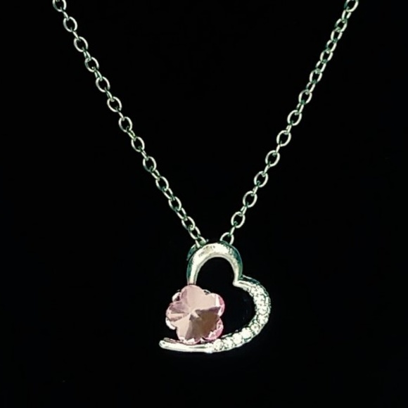 Lirrio's Closet Jewelry - Dainty Heart Flower Necklace NWT-